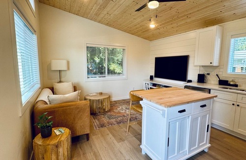 Hayhurst House | BRAND NEW Charming and private Backyard ADU 1-bedroom, 1-Bath w/Tesla Charger