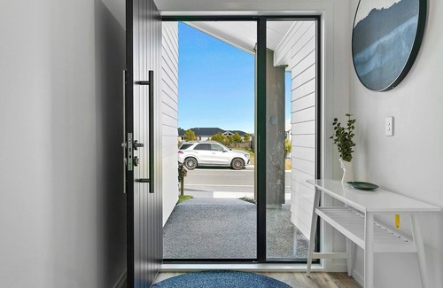Wharewaka House | Brand New Cosy and Convenient Retreat in Taupo