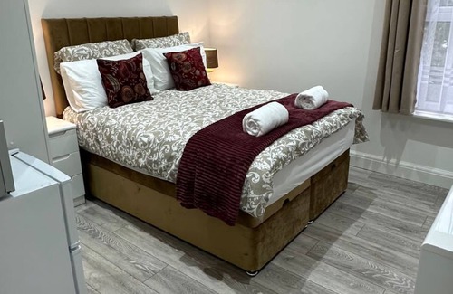 Brent Apartment | Brand New Double Bedroom in London
