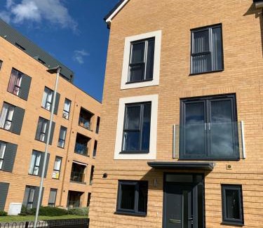 South Ockendon House | Brand New Entire 4 Bed House Multiple Free Parking Early Check-in Late Check- Out Allowed