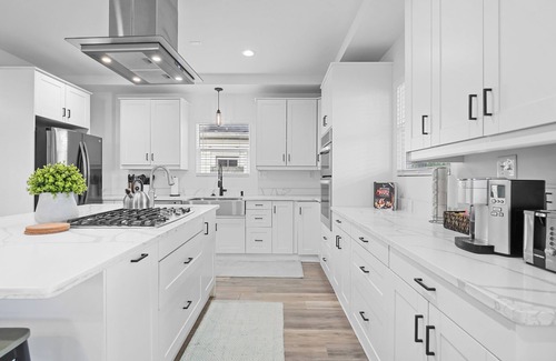 Near Eastside House | Brand New Green House - Mass Ave - Downtown Vibe - minutes to Downtown Indy