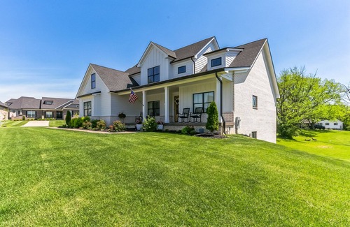 Buechel House | Brand New Home with Indoor Golf Simulator! 20 minutes from Kentucky Derby!