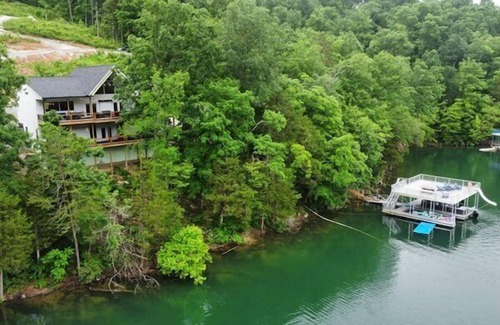 Speedwell House | Brand New! Lakefront, minimal steps to water. Large private dock, Chef's kitchen