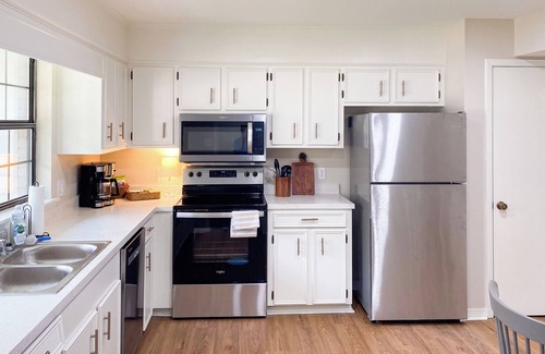 Hattiesburg House | Brand New Listing! Cozy Townhome w/ King Bed