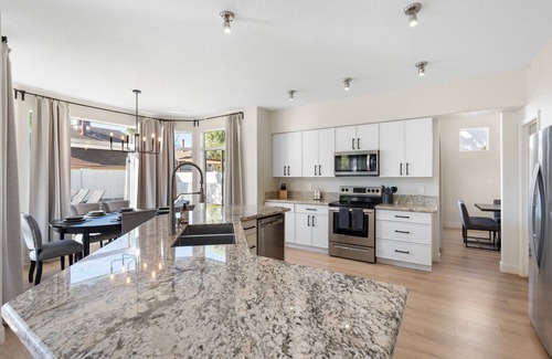 Chandler House | BRAND NEW, Luxurious 6-Bedroom Retreat w/Heated Pool. SLEEPS 18