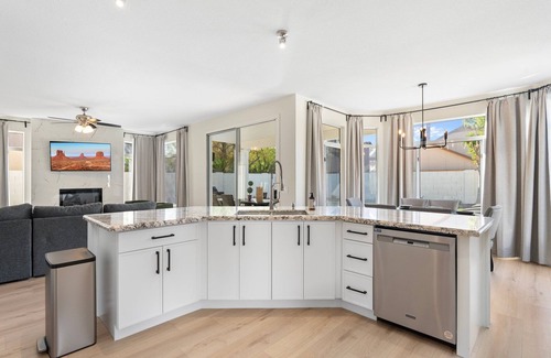 Chandler House | BRAND NEW, Luxurious 6-Bedroom Retreat w/Heated Pool. SLEEPS 18