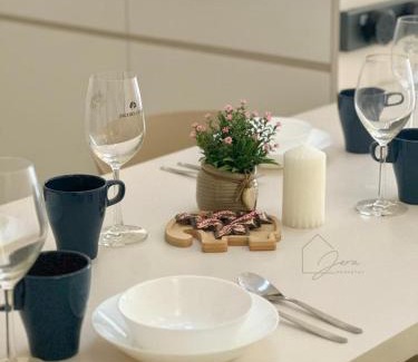 Central District Apartment | Brand New Minimalist Suite 3 Min Walk to CIQ