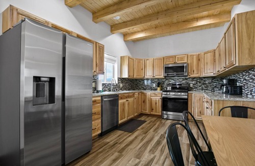 Taos House | Brand New Ranchos Mountain/Gorge Getaway with Hot Tub