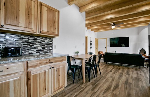 Taos House | Brand New Ranchos Mountain/Gorge Getaway with Hot Tub