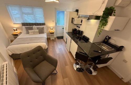Woodley Apartment | Brand New Renovated- Free Parking- Garden- SmartTV