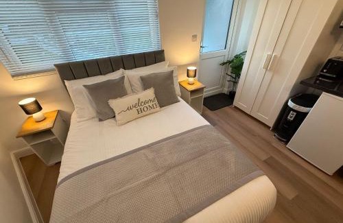Woodley Apartment | Brand New Renovated- Free Parking- Garden- SmartTV