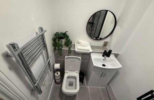 Woodley Apartment | Brand New Renovated- Free Parking- Garden- SmartTV