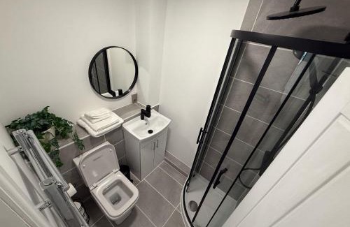 Woodley Apartment | Brand New Renovated- Free Parking- Garden- SmartTV