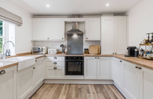 Lechlade House | BRAND NEW! Renovated luxury 2-bed cottage, parking & garden