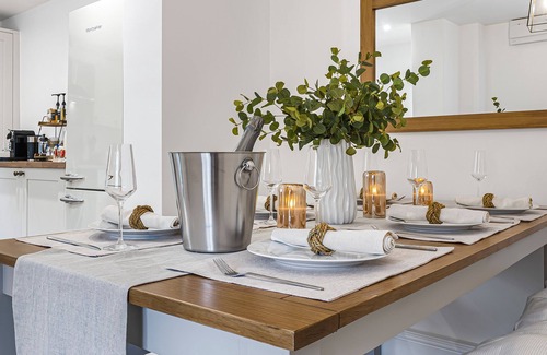 Lechlade House | BRAND NEW! Renovated luxury 2-bed cottage, parking & garden