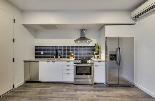 Downtown Oakland Apartment | Brand New Stylish Studio Suite Near Downtown!
