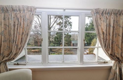 Perth Cottage | BRANKLYN GARDEN COTTAGE, pet friendly, with open fire in Perth