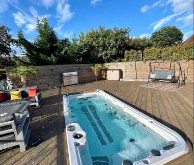 Worcester House | Branksome 4-House Sleeps 8 with Hot Tub & Parking