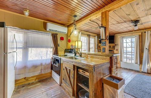 Rockaway Beach Cabin | Branson Area Couple's Cabin w/Wraparound Porch!