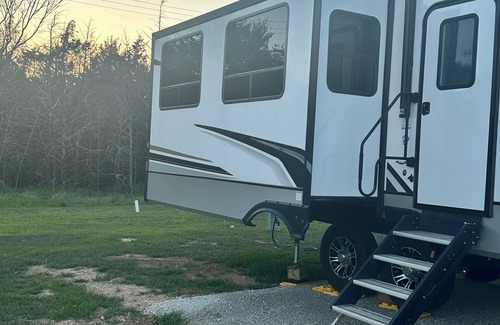 Branson RV Rental | Branson Escape- Charming Stationary Fifth Wheel Rental with Comfort and Style