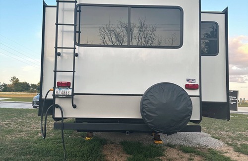 Branson RV Rental | Branson Escape- Charming Stationary Fifth Wheel Rental with Comfort and Style