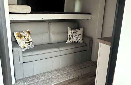 Branson RV Rental | Branson Escape- Charming Stationary Fifth Wheel Rental with Comfort and Style