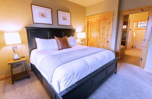 Powell Butte Cabin | Brasada Ranch King Suite: Hot Tub | Fire Table | Modern Cabin