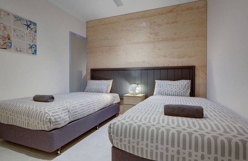 Exmouth House | Break Away - 4 bedroom, 2 bathroom modern home with access to the Mantarays pool