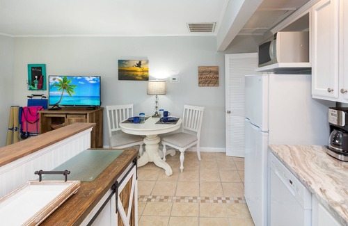 Isle of Palms Condo | Breaking Away 1br/1ba + Sleeper, 2nd fl Ocean Peek