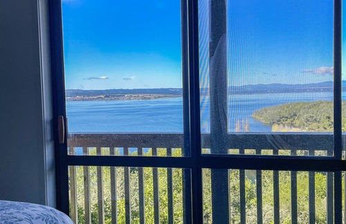 Taupo House | Breath Taking View over the Lake