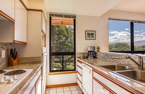 Waikoloa Condo | Breathtaking Mountain Views Beach Walk Condo w/Marble Bath