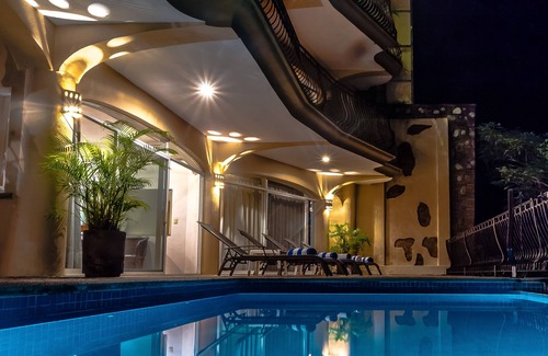 South Shore Hotel Area Villa | Breathtaking Full Ocean Views Every Room with Full Staff!