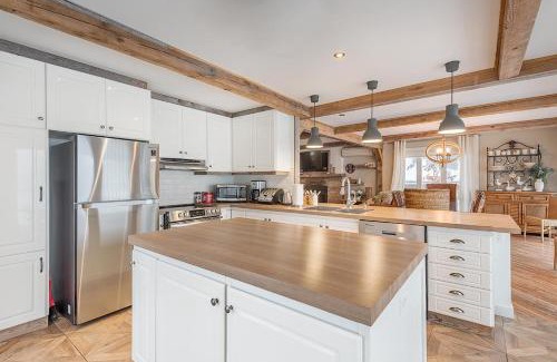 Chertsey Ski Chalet | Breathtaking Lake View With Spa Chalet 360