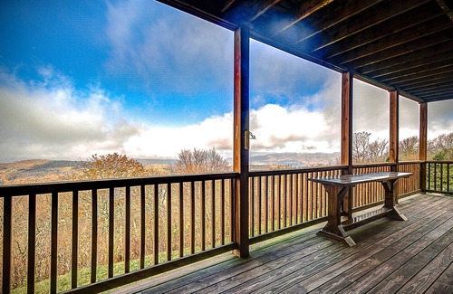 Sugar Mountain Condo | Breathtaking Mountain View-come enjoy this cozy retreat!