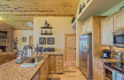 Cleveland Cabin | Breathtaking Mountain Views, Hot Tub, Pool Table, Arcade, & Pet Friendly