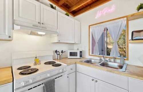 Morongo Valley House | Breathtaking Views, Incredible Stargazing, Hot Tub & Cowboy Tub, on Private Lot