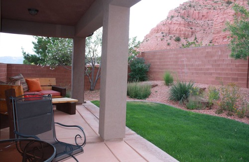 Kanab House | Breathtaking View of Red Cliffs
