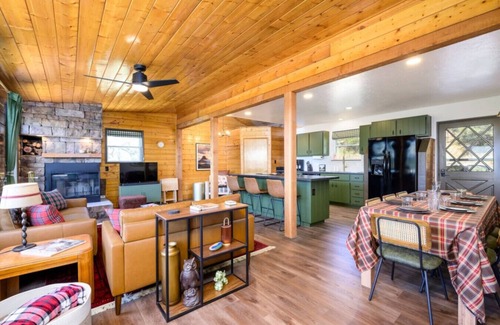 Highland Pines Cabin | Breathtaking Views. Elevated Comfort. Pets Welcome