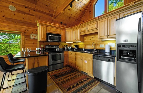 Black Bear Falls Cabin | Breathtaking Views, Luxury Cabin, Hot Tub & Near Top Attractions!