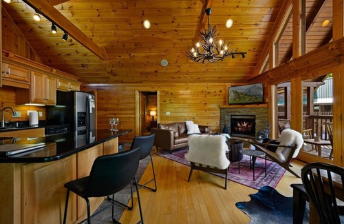 Black Bear Falls Cabin | Breathtaking Views, Luxury Cabin, Hot Tub & Near Top Attractions!