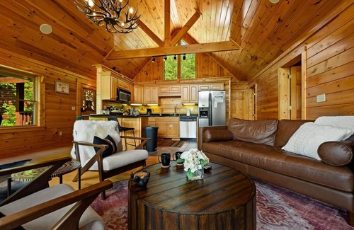 Black Bear Falls Cabin | Breathtaking Views, Luxury Cabin, Hot Tub & Near Top Attractions!