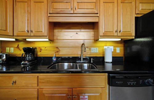 Black Bear Falls Cabin | Breathtaking Views, Luxury Cabin, Hot Tub & Near Top Attractions!