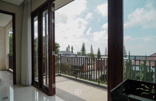 Bandung Villa | BreezeBlows City View 5BR with Pool + Familly Room