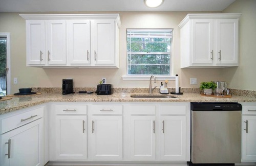 Southside House | ~Breezy Biz Sleeps 12 Heated Pool & Boardroom~