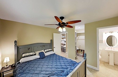 Kapoho House | Breezy bungalow with WiFi, private washer/dryer, grill, & deck