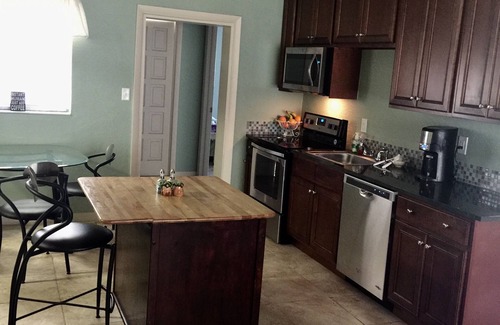 Tropic House | Breezy Cool Vacation Comfy House close to Beaches