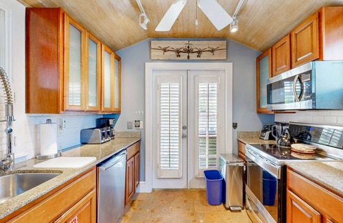 Old Town House | Breezy Florida Home with Shared Pool, Dog & Snowbird-Friendly - Walk to Beach