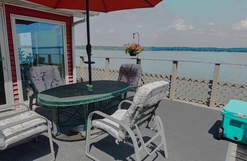 Seneca Falls House | Breezy Lake Front Living/One of a kind backyard/Fire pit/Kayaks/Nature/Wineries