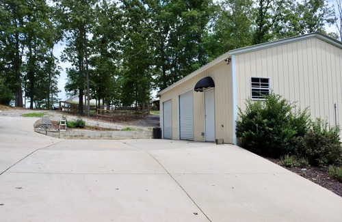 Gilbert House | Breezy's Blyss 2 BR Cottage On Lake Murray - Lexington