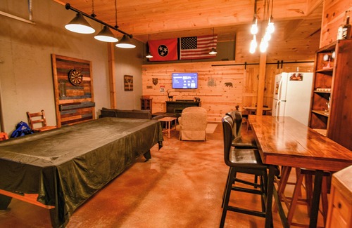 Ducktown Cabin | Brew with a View-Hot Tub-3br/3ba sleeps 8, game room, firepit